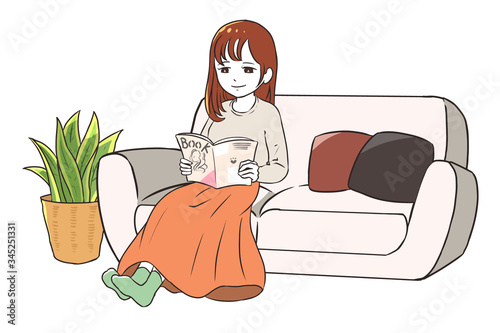 リビングでくつろぐ女性