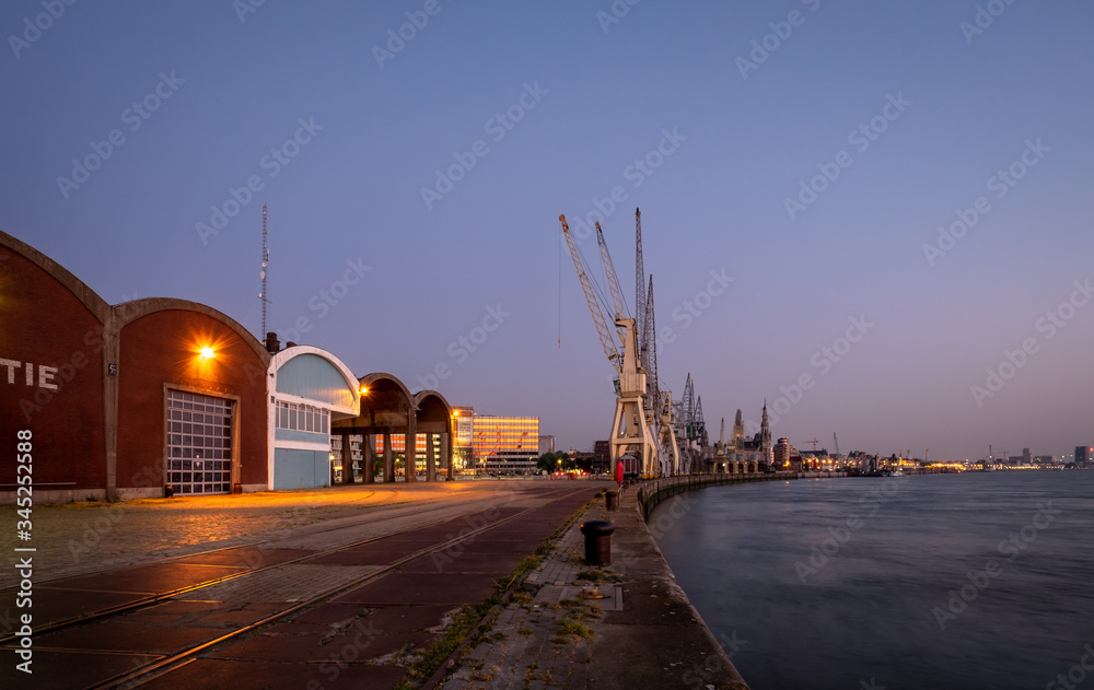 Φωτογραφία Antwerp, Belgium - 26 April 2020: Historical harbor cranes in the old section of the Port of Antwerp