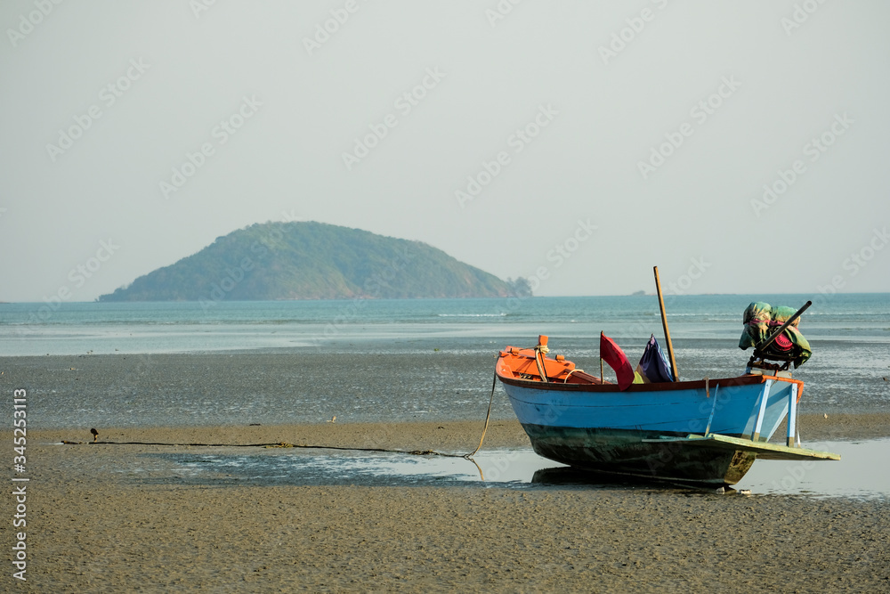 Naklejka premium Fishing Boat on mountain background at Chow Loa Bay, Chantaburi, Thailand.