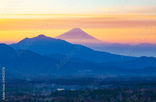 美し森山から眺める夜明けの富士山、山梨県北杜市清里にて