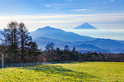 まきば公園で眺める富士山と金ヶ岳、山梨県北杜市清里にて