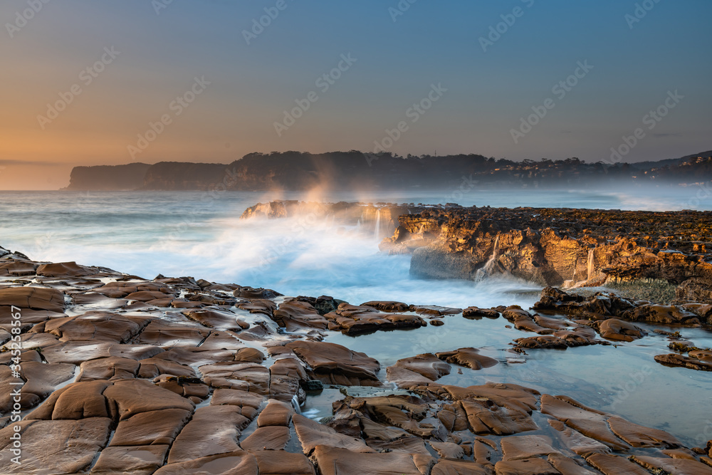 Obraz premium Coastal Sunrise Seascape from Rock Platform