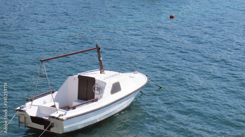Angelboot auf Adria Meer in Kroatien