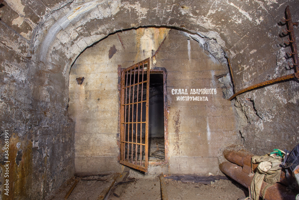 Fototapeta premium Underground abandoned iron ore mine tunnel with door