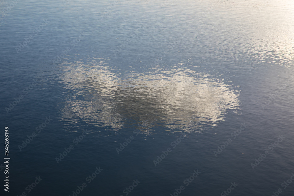 Reflet de nuage sur l'eau