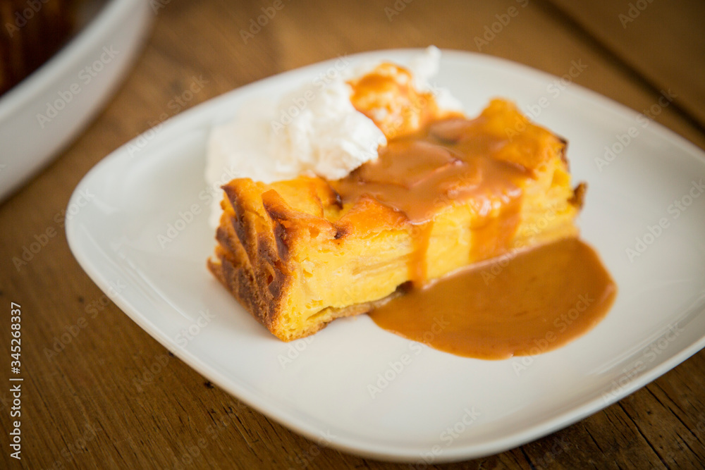 torta di mele con caramello e panna montata fatta in casa torta di mele con caramello e panna montata fatta in casa