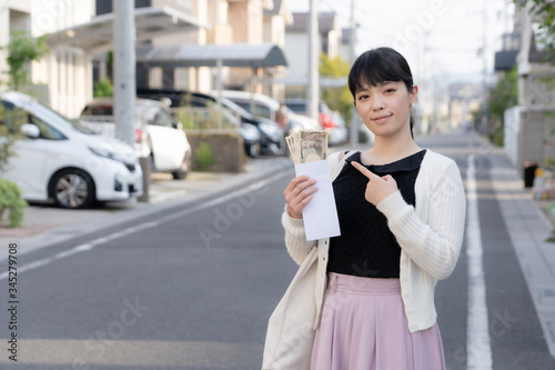 現金を見せる女性 photo