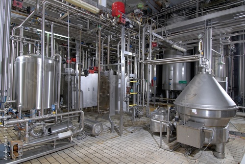 Usine laiterie industrielle. Installation de pasteurisation du lait, écrémage. Tuyaux et conduites de lait photo