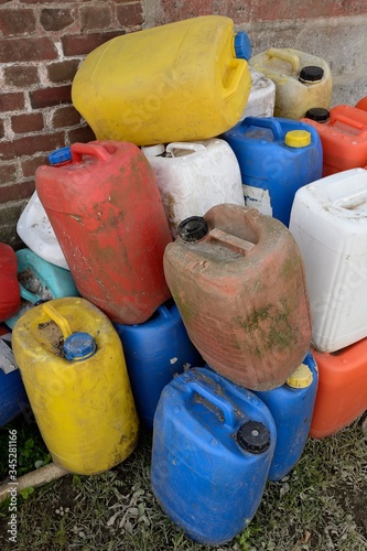 Stockage de vieux bidons de produits phytos photo