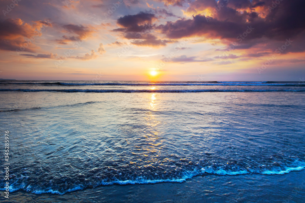 Obraz premium Amazing sunset from Bali beach