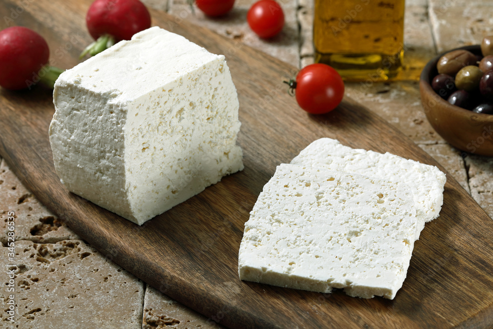 formaggio bianco con olive olio e pomodori