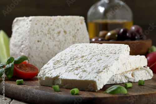 formaggio bianco con olive olio e pomodori