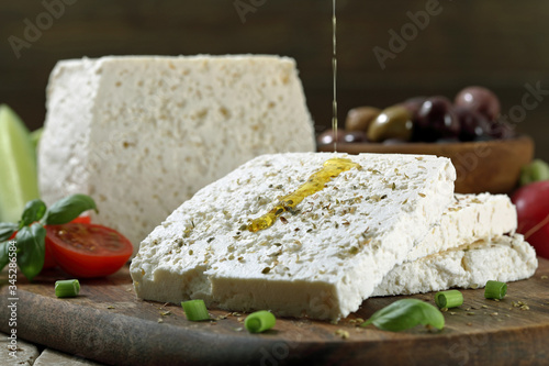 cacio o formaggio bianco con olive olio e pomodori