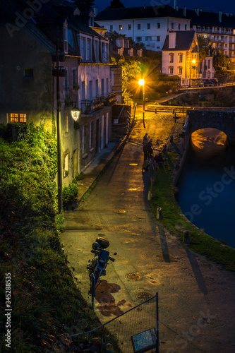 Ruelle de saint goustan de nuit (Auray) et éclairage