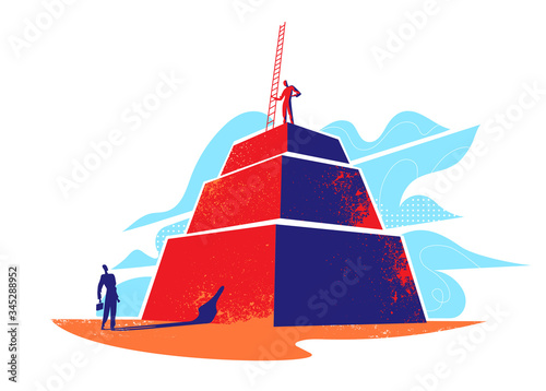 Un uomo sulla piramide con una scala e un uomo in fondo alla piramide che vuole raggiungerlo. Scalata al successo