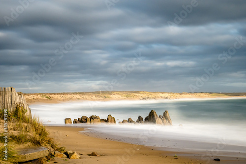 Plage et rocher d'Erdeven (Morbihan) en pose longue
