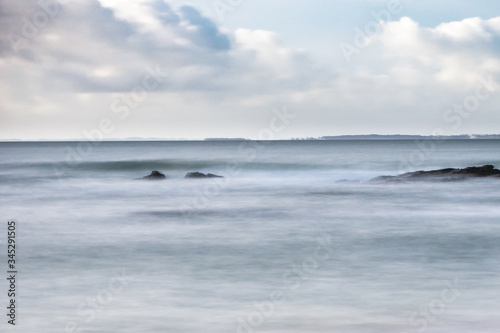 Paysage de mer et vague cotoneuse à Locmariaquer (Morbihan) en pose longue