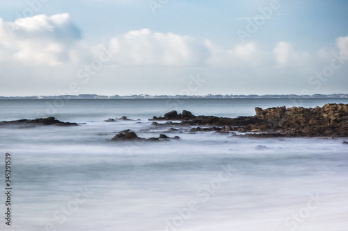 Paysage de mer et vague cotoneuse à Locmariaquer (Morbihan) en pose longue