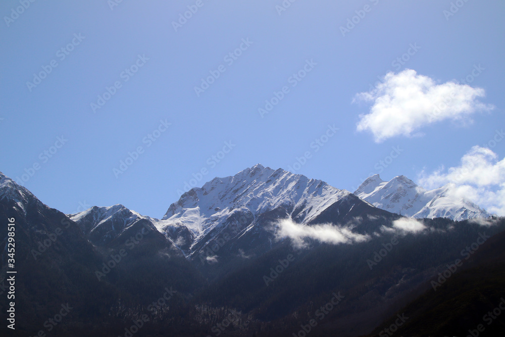Nanjiabawa, one of the ten most beautiful mountains in China, is hidden between the blue sky and white clouds. No one has reached the summit so far!