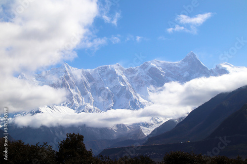 Nanjiabawa, one of the ten most beautiful mountains in China, is hidden between the blue sky and white clouds. No one has reached the summit so far!