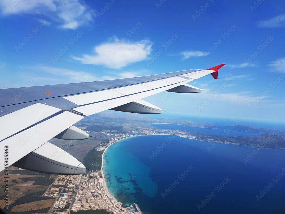 Obraz premium View from airplane window flying above the blue ocean