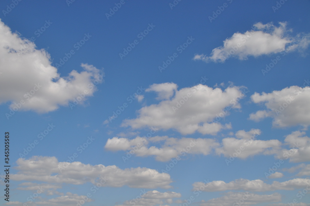Fototapeta premium Wolken am blauen Himmel