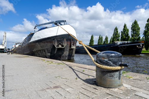 Fotografie barge fixed at iron bollard