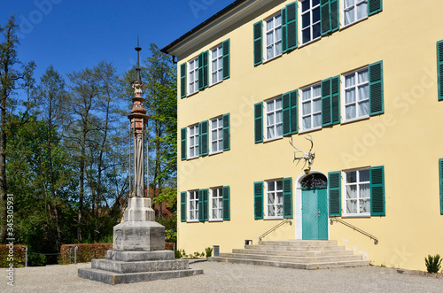 Denkmal vor Wasserschloss in Unterwittelsbach bei Aichach
