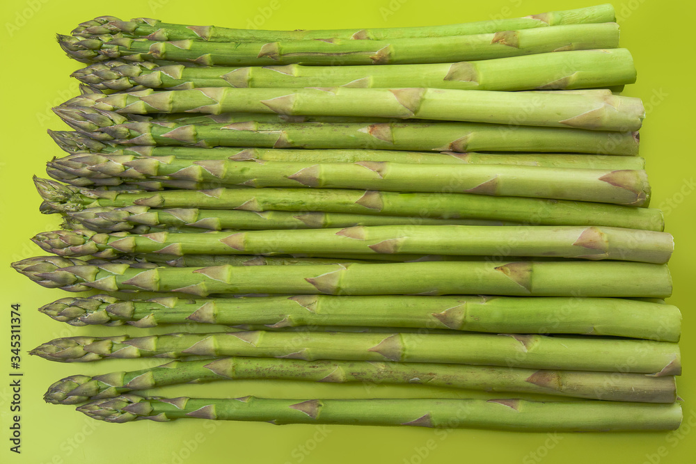 Grüner Spargel Stangen küchenfertig  von oben auf  grünem Hintergrund