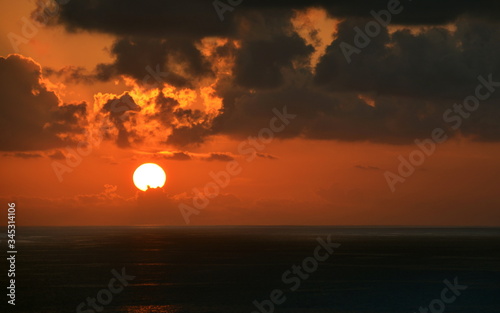 Sonnenuntergang   ber dem Atlantik auf Madeira