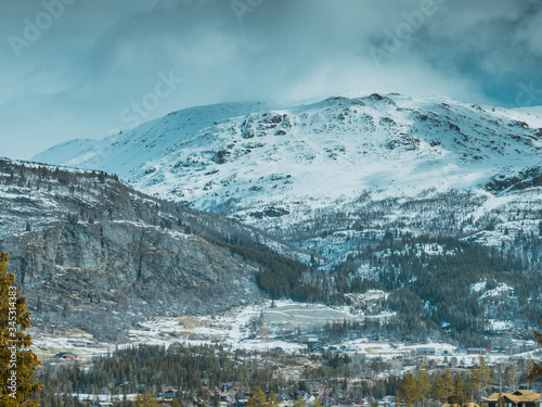 Szczyty górskie w Hemsedal pokryte śniegiem w czasie zimy