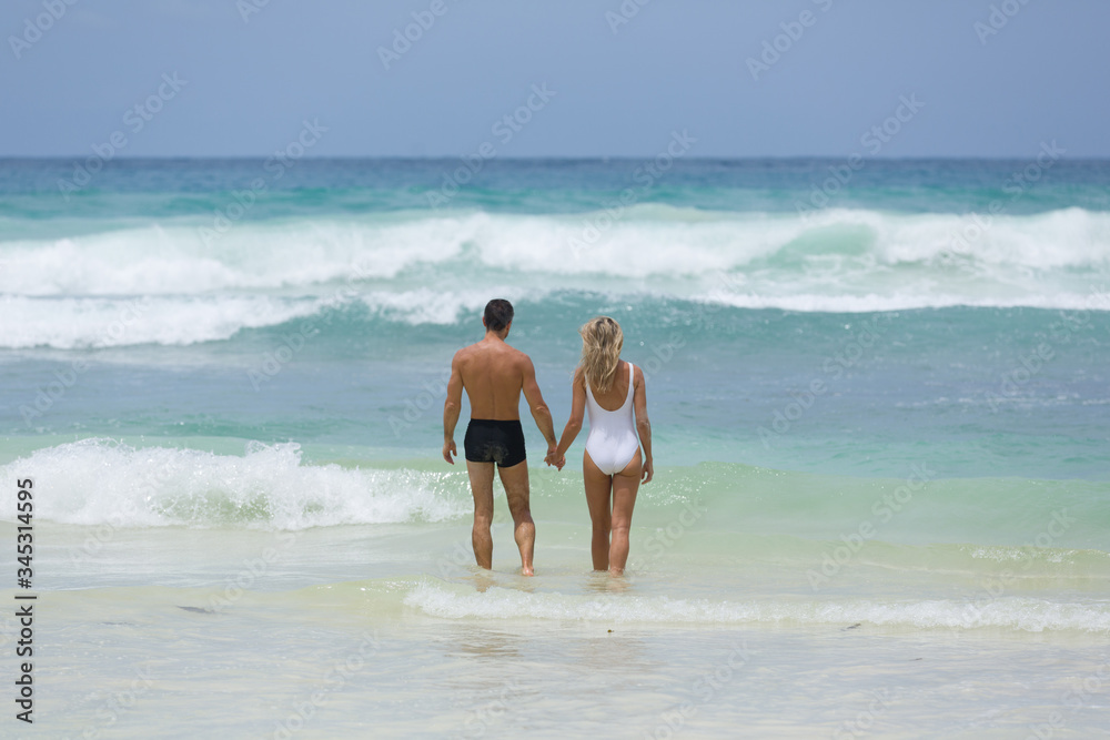 Φωτογραφία Lover couple enjoy their vacation at tropical beach together in the blue water of the Indian Ocean, in Seychelles
