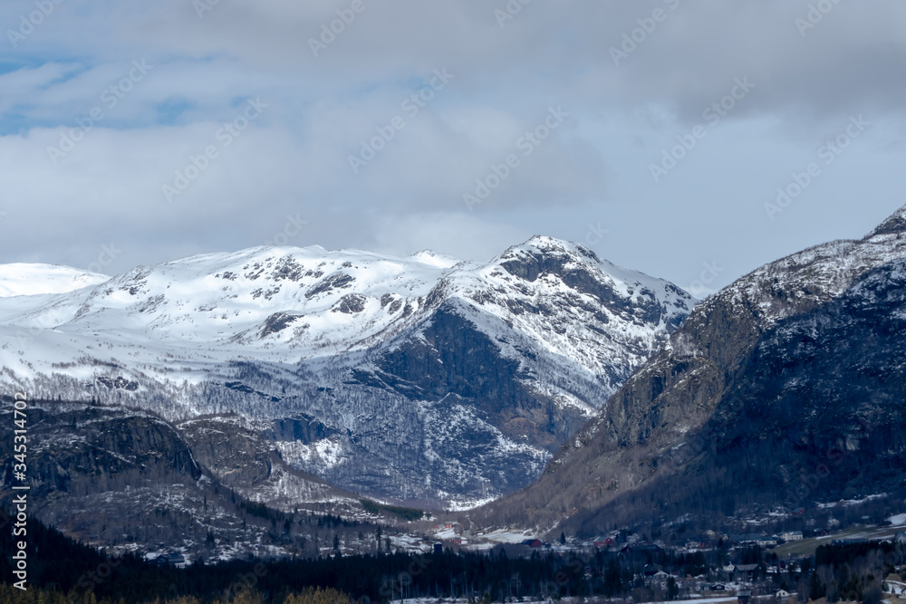 Szczyty górskie w Hemsedal pokryte śniegiem w czasie zimy