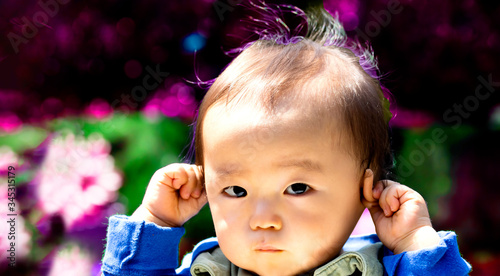 赤ちゃんが耳を押さえているのとコピースペース 赤ちゃんが両耳を触る Foto De Stock Adobe Stock