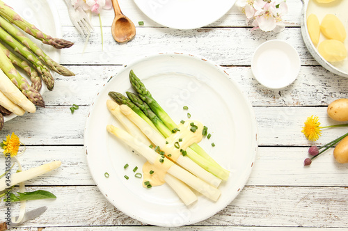 weißer und grüner Spargel Spargelsaison gekocht Teller overhead