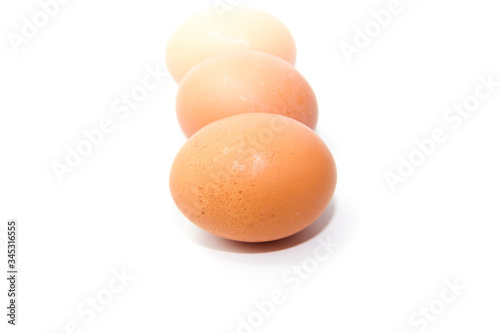 Frisches Braunes Ei mit Braunem Brot