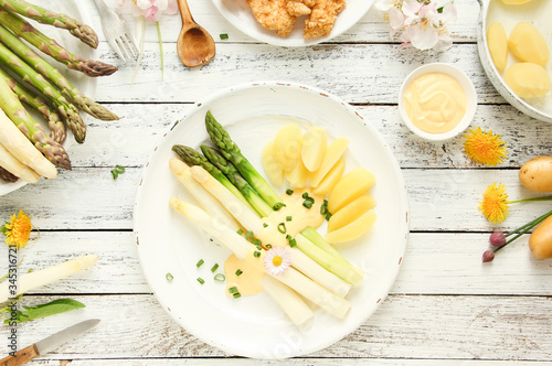 Spargel gekocht mit Kartoffeln und Sauce Spargelsaison Spargel weiß grün weißer grüner Teller Top View