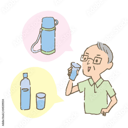 熱中症対策で水を飲む男性