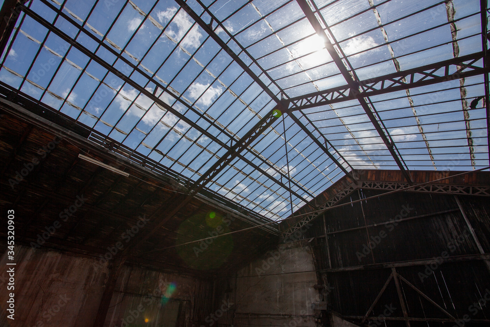 Verrière et structure de bâtiments abandonnés 