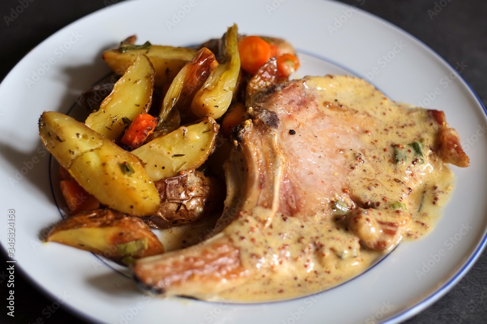 Côte de porc sauce moutarde et ses légumes