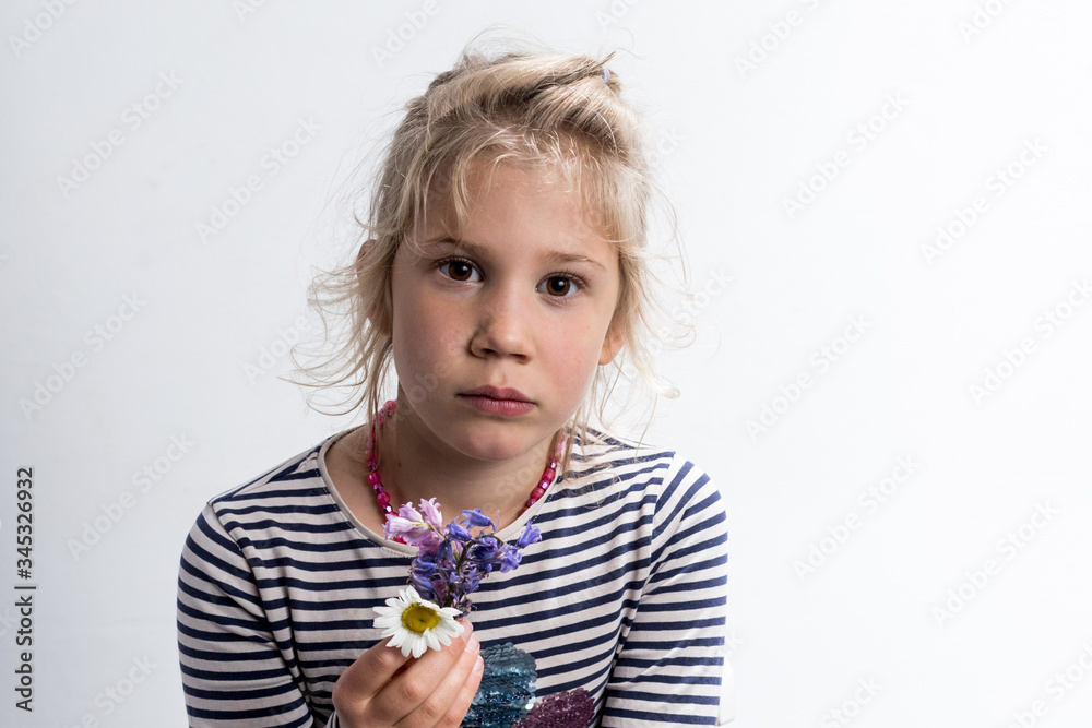 enfant fille fleur déception enfant fille fleur déception