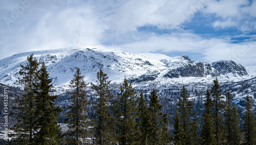 Szczyty górskie pokryte śniegiem w górach skandynawskich w miejscowości Hemsedal w Norwegii