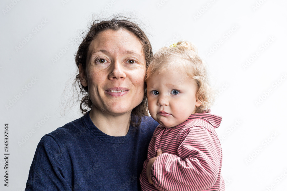 mère caline sa fille, de l'amour mère caline sa fille, de l'amour