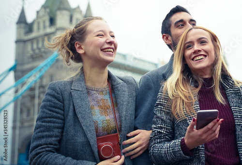 Canvas Print Group of happy young friends having fun on city street