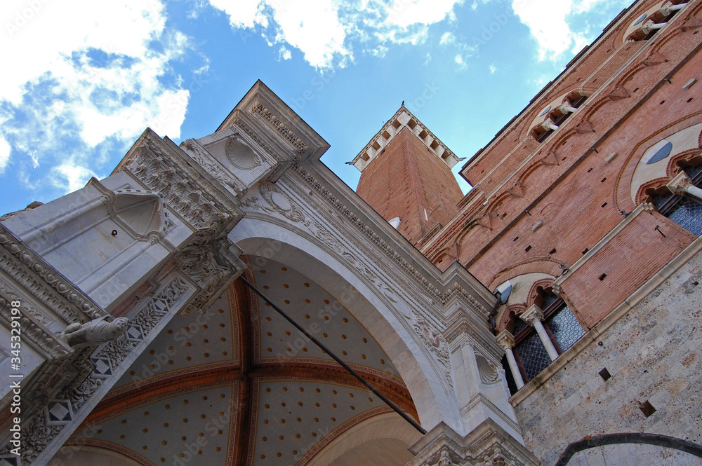 Imagen contrapicada de la Torre del Mangia en la Piazza del Campo en Siena, Italia