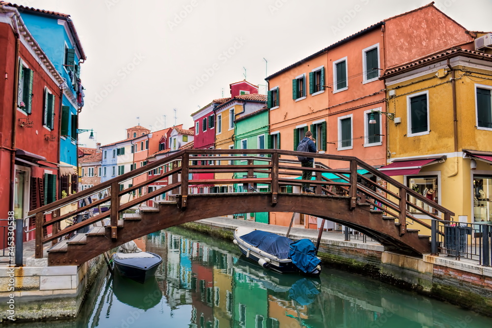 burano, italien - idyllischer kanal mit holzbrücke
