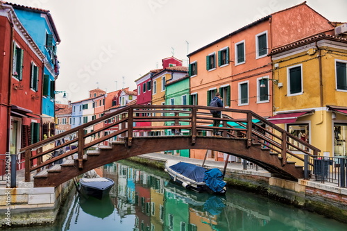 burano, italien - idyllischer kanal mit holzbrücke © ArTo