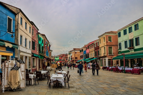 burano, italien - einkaufsstraße in der altstadt