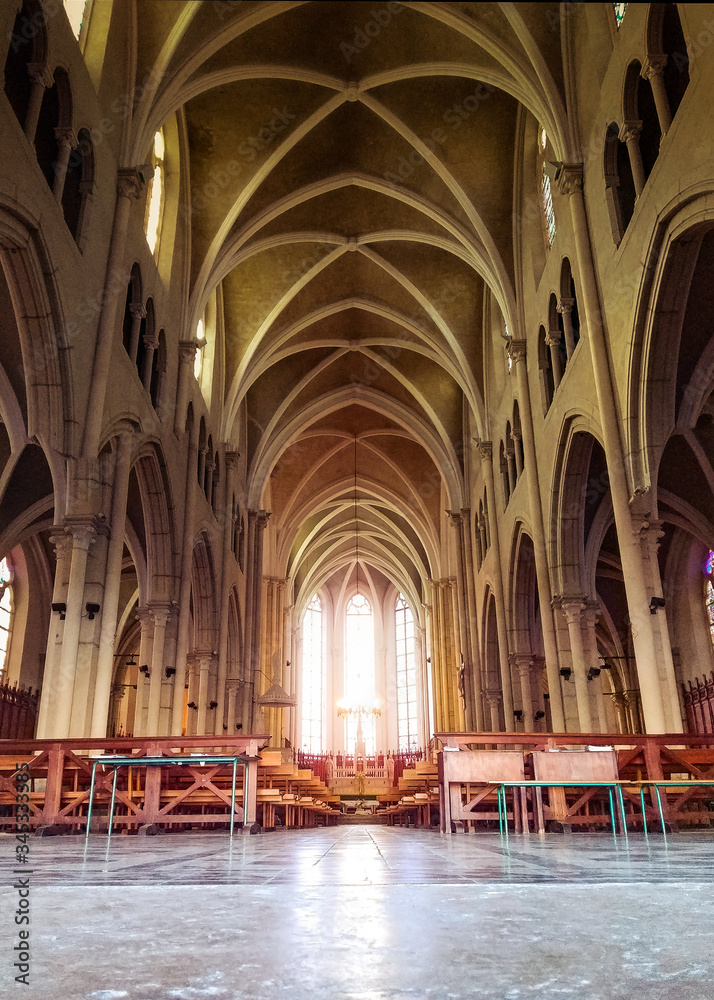 Intérieur d'église vide à Bourgoin-Jallieu