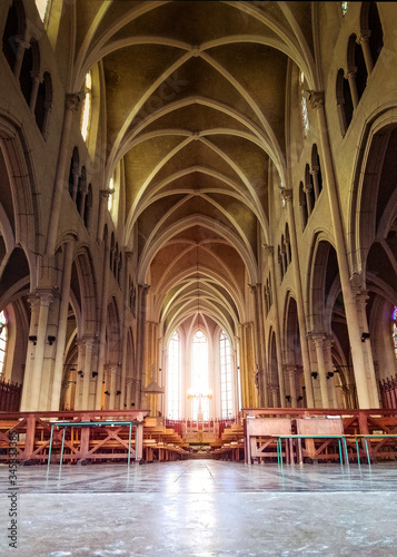 Intérieur d'église vide à Bourgoin-Jallieu